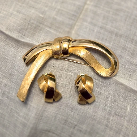 Vtg. CHRISTIAN DIOR 'Bow & Ribbon' Brooch & Earrings Set - Picture 10 of 12